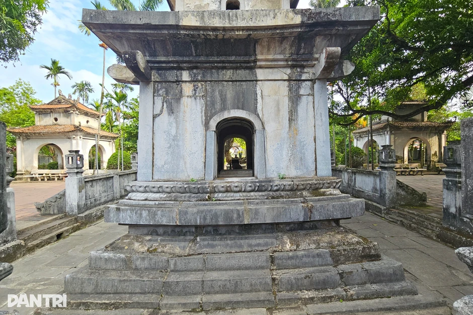 Tháp chùa Phổ Minh 700 năm tuổi in trên tờ tiền 100 đồng Tháp chùa Phổ Minh 700 năm tuổi in trên tờ tiền 100 đồng