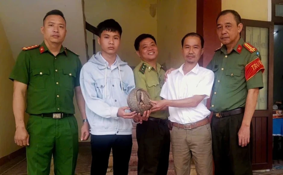 Thấy con vật quý bò lổm ngổm trong vườn, người dân liền bắt giao nộp