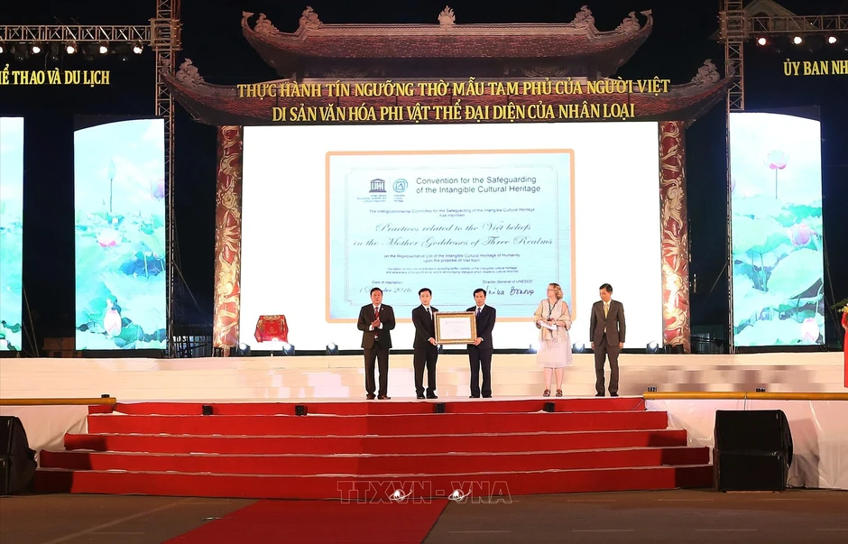 Thay đổi những “lệch chuẩn” trong thực hành tín ngưỡng thờ Mẫu Thay đổi những “lệch chuẩn” trong thực hành tín ngưỡng thờ Mẫu