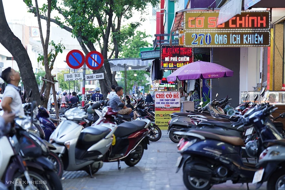 'Thay vì cấm, nên sắp xếp kinh doanh trên vỉa hè một cách hợp lý' 'Thay vì cấm, nên sắp xếp kinh doanh trên vỉa hè một cách hợp lý'