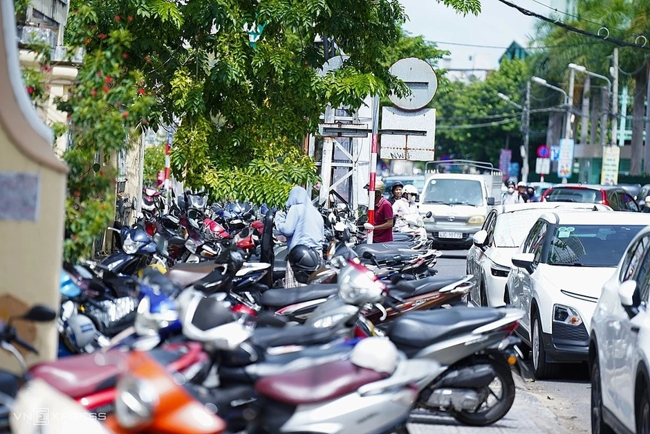 'Thay vì cấm, nên sắp xếp kinh doanh trên vỉa hè một cách hợp lý' 'Thay vì cấm, nên sắp xếp kinh doanh trên vỉa hè một cách hợp lý'