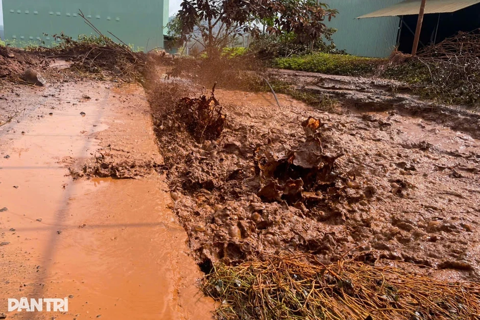 Thêm giếng khoan có hiện tượng lạ, nước và khí ùn ùn phun lên mặt đất Thêm giếng khoan có hiện tượng lạ, nước và khí ùn ùn phun lên mặt đất