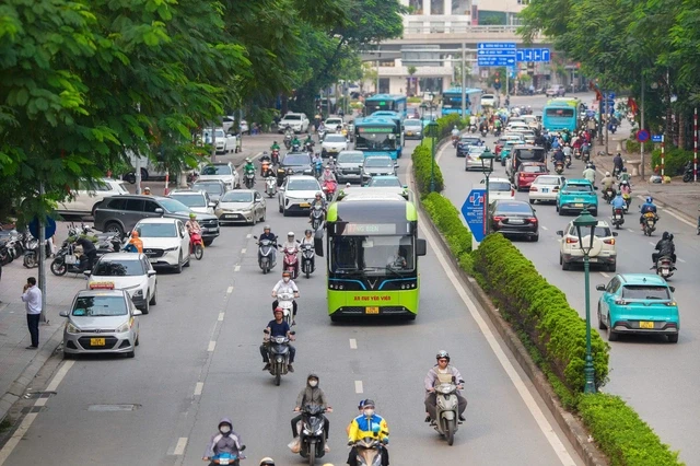 Thêm nhiều xe buýt điện lăn bánh trên đường phố Hà Nội, gồm những tuyến nào? Thêm nhiều xe buýt điện lăn bánh trên đường phố Hà Nội, gồm những tuyến nào?