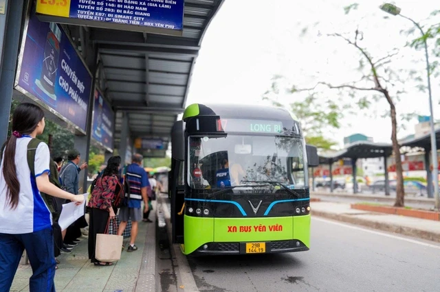 Thêm nhiều xe buýt điện lăn bánh trên đường phố Hà Nội, gồm những tuyến nào? Thêm nhiều xe buýt điện lăn bánh trên đường phố Hà Nội, gồm những tuyến nào?