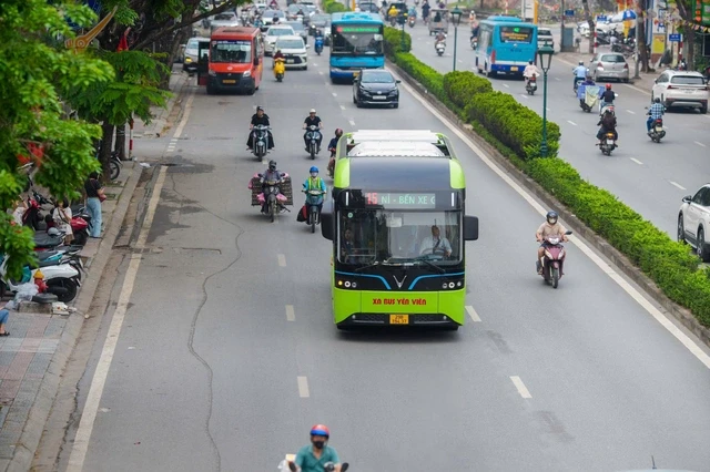 Thêm nhiều xe buýt điện lăn bánh trên đường phố Hà Nội, gồm những tuyến nào? Thêm nhiều xe buýt điện lăn bánh trên đường phố Hà Nội, gồm những tuyến nào?