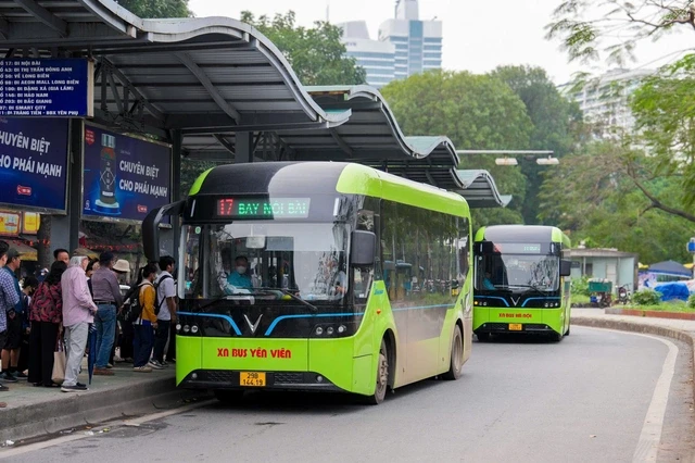 Thêm nhiều xe buýt điện lăn bánh trên đường phố Hà Nội, gồm những tuyến nào? Thêm nhiều xe buýt điện lăn bánh trên đường phố Hà Nội, gồm những tuyến nào?