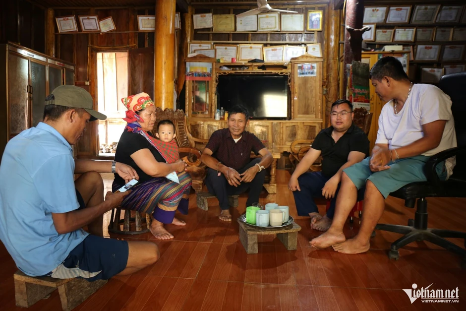 Theo Đảng để giữ cho bản làng yên ổn, con cháu có tương lai Theo Đảng để giữ cho bản làng yên ổn, con cháu có tương lai
