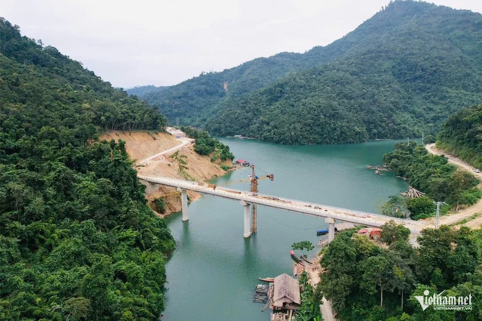 Theo Đảng để giữ cho bản làng yên ổn, con cháu có tương lai Theo Đảng để giữ cho bản làng yên ổn, con cháu có tương lai