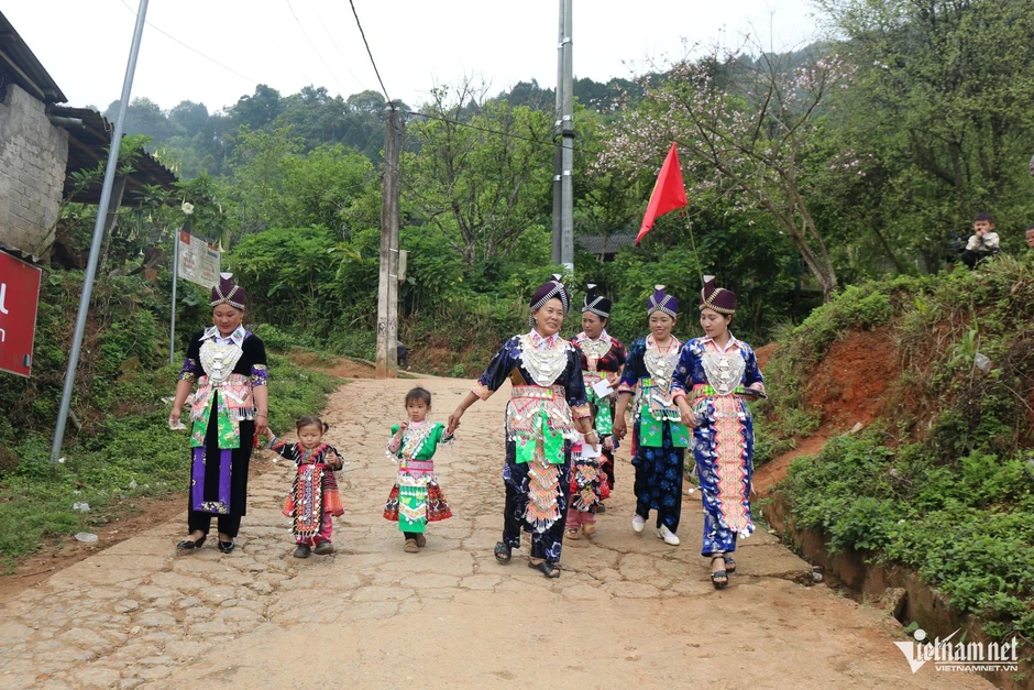 Theo Đảng để giữ cho bản làng yên ổn, con cháu có tương lai Theo Đảng để giữ cho bản làng yên ổn, con cháu có tương lai
