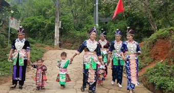 Theo Đảng để giữ cho bản làng yên ổn, con cháu có tương lai