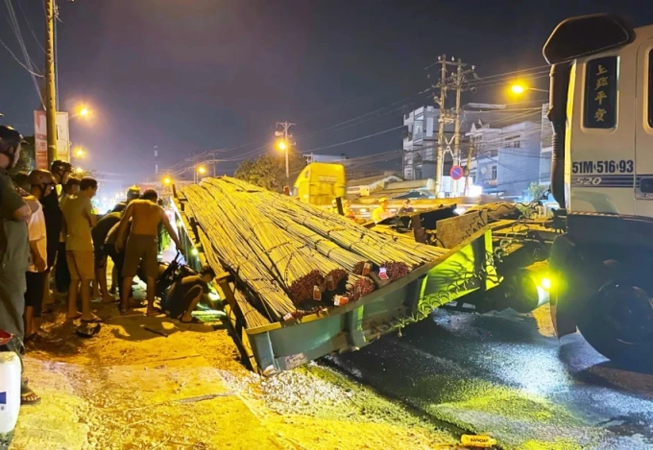 Thép rơi từ ôtô đầu kéo đè bẹp xe máy Thép rơi từ ôtô đầu kéo đè bẹp xe máy