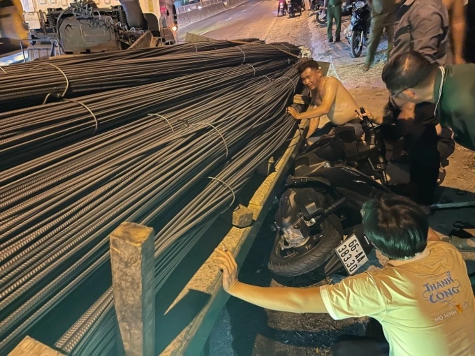 Thép rơi từ ôtô đầu kéo đè bẹp xe máy Thép rơi từ ôtô đầu kéo đè bẹp xe máy