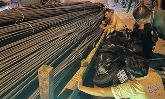 Thép rơi từ ôtô đầu kéo đè bẹp xe máy