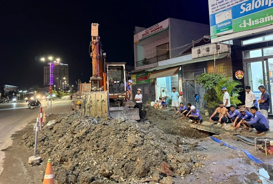 Thi công đèn khoan nhầm ống nước, ảnh hưởng hơn 20.000 hộ dân Thi công đèn khoan nhầm ống nước, ảnh hưởng hơn 20.000 hộ dân