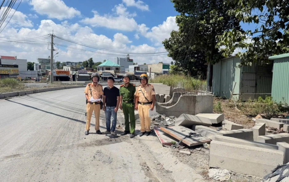 Thi công không gọn, một nhà thầu ở TPHCM bị CSGT phạt Thi công không gọn, một nhà thầu ở TPHCM bị CSGT phạt