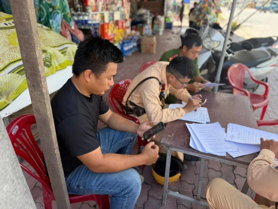 Thi công không gọn, một nhà thầu ở TPHCM bị CSGT phạt Thi công không gọn, một nhà thầu ở TPHCM bị CSGT phạt