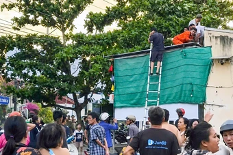 Thi học kỳ lớp 6 xong, trèo lên mái tôn nhặt bóng, nam sinh bị điện giật tử vong