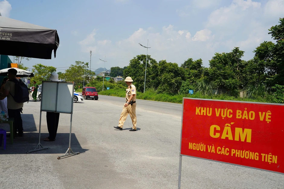 Thí sinh chuyên Tuyên Quang kết thúc thi Văn tốt nghiệp, vỡ oà cảm xúc Thí sinh chuyên Tuyên Quang kết thúc thi Văn tốt nghiệp, vỡ oà cảm xúc