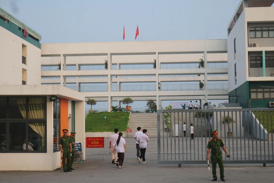 Thí sinh chuyên Tuyên Quang kết thúc thi Văn tốt nghiệp, vỡ oà cảm xúc Thí sinh chuyên Tuyên Quang kết thúc thi Văn tốt nghiệp, vỡ oà cảm xúc