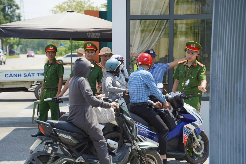 Thí sinh chuyên Tuyên Quang kết thúc thi Văn tốt nghiệp, vỡ oà cảm xúc Thí sinh chuyên Tuyên Quang kết thúc thi Văn tốt nghiệp, vỡ oà cảm xúc