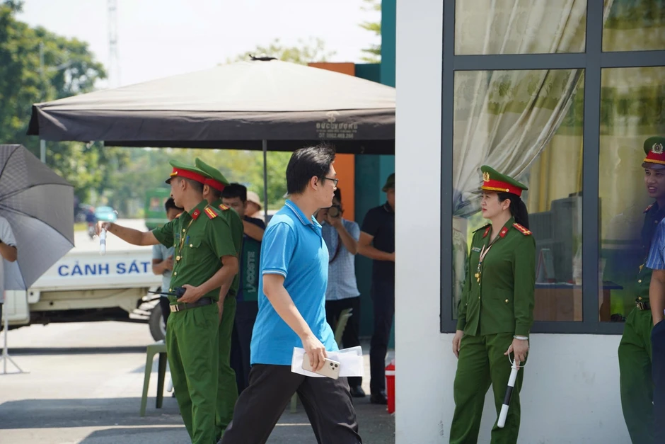 Thí sinh chuyên Tuyên Quang kết thúc thi Văn tốt nghiệp, vỡ oà cảm xúc Thí sinh chuyên Tuyên Quang kết thúc thi Văn tốt nghiệp, vỡ oà cảm xúc