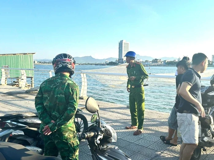Thi thể nam giới chưa rõ danh tính trôi dạt trên sông Nhật Lệ Thi thể nam giới chưa rõ danh tính trôi dạt trên sông Nhật Lệ