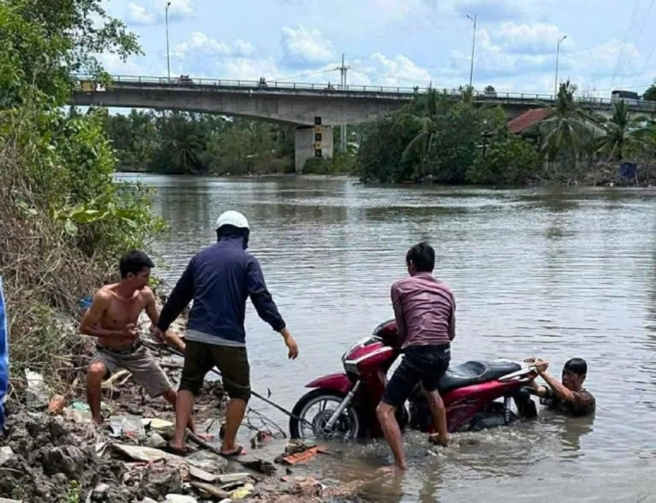 Thi thể nhân viên trường học cùng xe SH trôi trên sông Thi thể nhân viên trường học cùng xe SH trôi trên sông