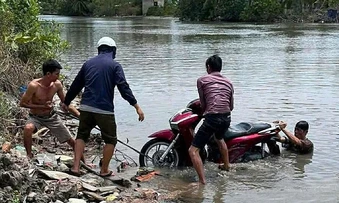 Thi thể nhân viên trường học cùng xe SH trôi trên sông