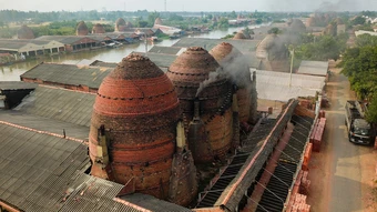 Thiếu đất sét, làng gốm đỏ trăm tuổi ở Vĩnh Long nguy cơ ngừng lửa
