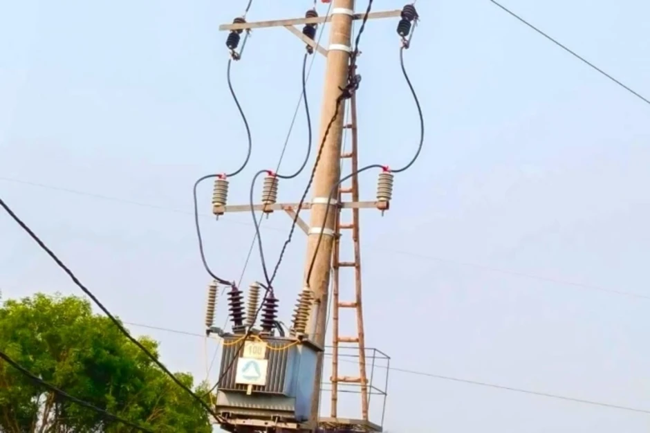Thiếu niên mắc trên đường dây điện 35 kV Thiếu niên mắc trên đường dây điện 35 kV