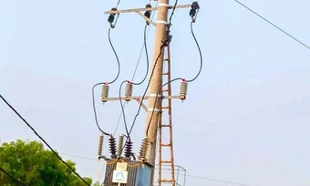 Thiếu niên mắc trên đường dây điện 35 kV