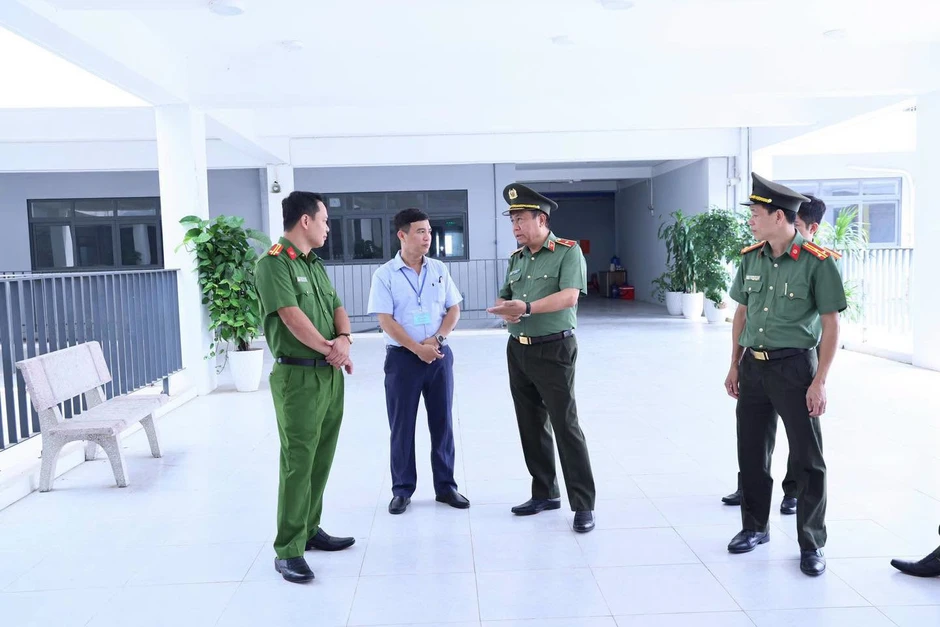 Thiếu tướng Công an Nguyễn Đức Thuận kiểm tra điểm thi lại ở Tuyên Quang Thiếu tướng Công an Nguyễn Đức Thuận kiểm tra điểm thi lại ở Tuyên Quang