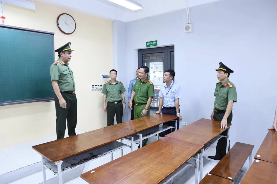 Thiếu tướng Công an Nguyễn Đức Thuận kiểm tra điểm thi lại ở Tuyên Quang Thiếu tướng Công an Nguyễn Đức Thuận kiểm tra điểm thi lại ở Tuyên Quang