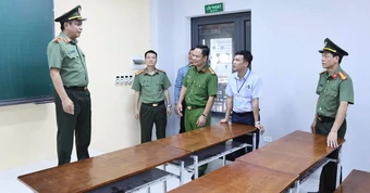 Thiếu tướng Công an Nguyễn Đức Thuận kiểm tra điểm thi lại ở Tuyên Quang