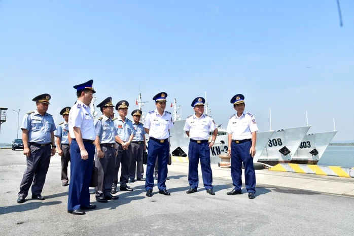 Thiếu tướng Trần Văn Lượng kiểm tra, làm việc tại Vùng Cảnh sát biển 2 Thiếu tướng Trần Văn Lượng kiểm tra, làm việc tại Vùng Cảnh sát biển 2