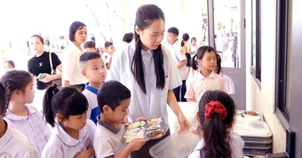 Thịt bẩn vào trường học: Ai là nạn nhân?