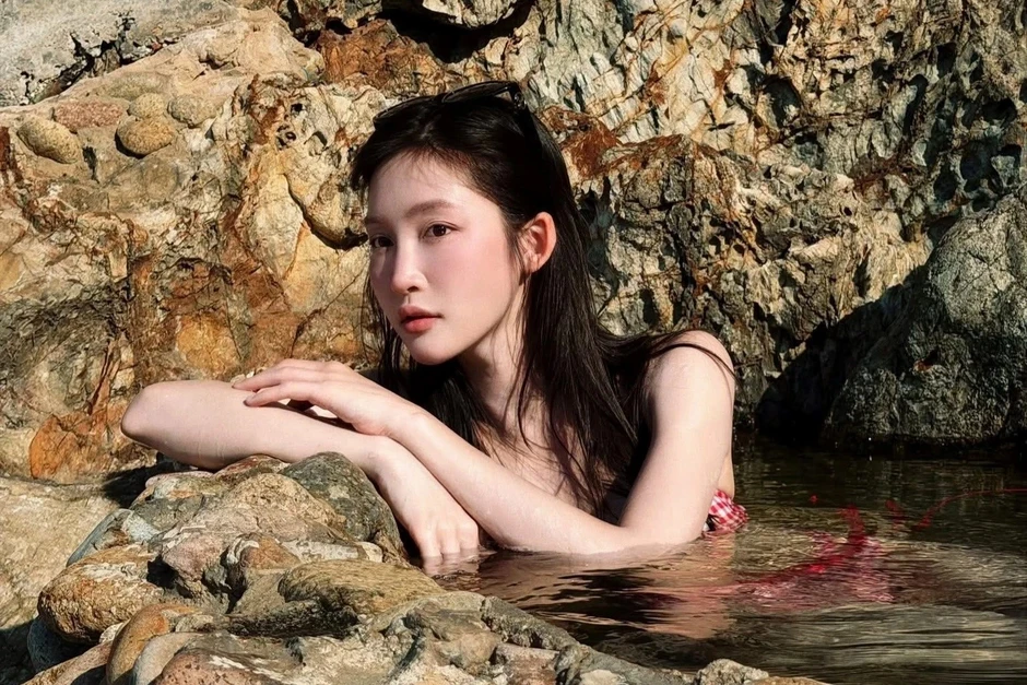 Thông tin mới vụ nữ ca sĩ mặc bikini ngâm mình tại Giếng Tiên Thông tin mới vụ nữ ca sĩ mặc bikini ngâm mình tại Giếng Tiên