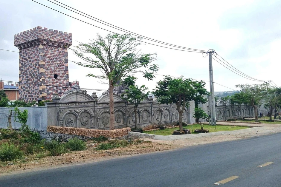 Thông tin mới vụ xây cổng hoành tráng lấn hành lang quốc lộ ở Gia Lai
