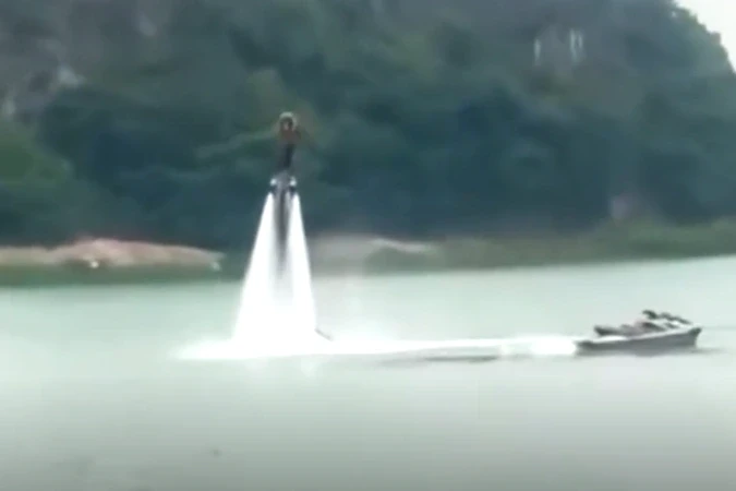 Thông tin về sức khỏe vận động viên flyboard gặp sự cố khi đang "bay" Thông tin về sức khỏe vận động viên flyboard gặp sự cố khi đang "bay"