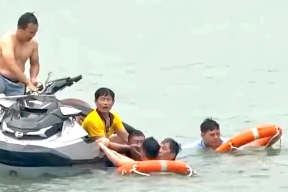 Thông tin về sức khỏe vận động viên flyboard gặp sự cố khi đang "bay" Thông tin về sức khỏe vận động viên flyboard gặp sự cố khi đang "bay"