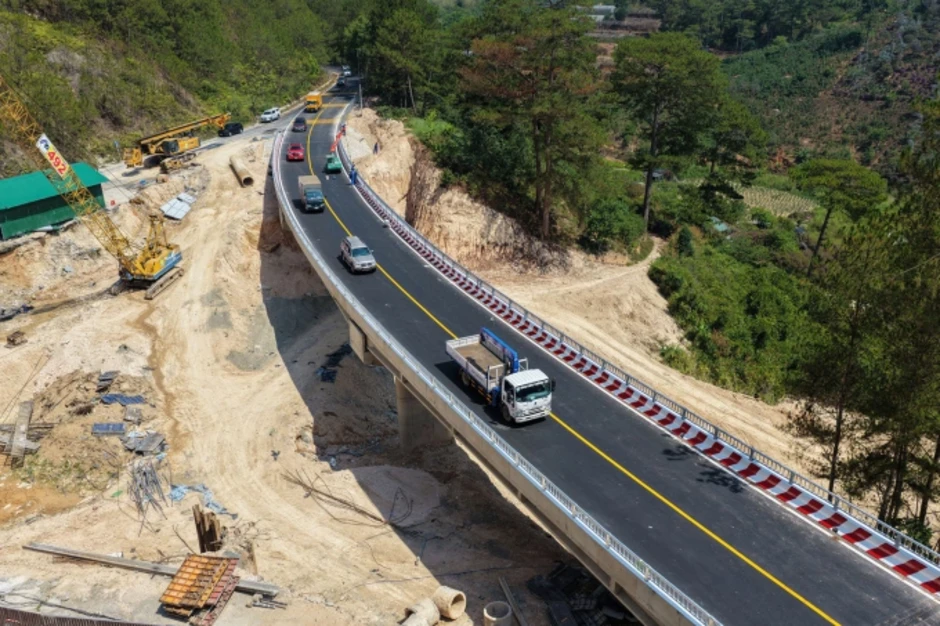 Thông xe cầu vượt điểm sạt lở trên đèo Mimosa cửa ngõ Đà Lạt Thông xe cầu vượt điểm sạt lở trên đèo Mimosa cửa ngõ Đà Lạt