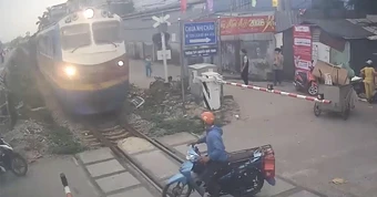 Thót tim cảnh tài xế xe máy 'cướp đường' tàu hỏa ở Hà Nội