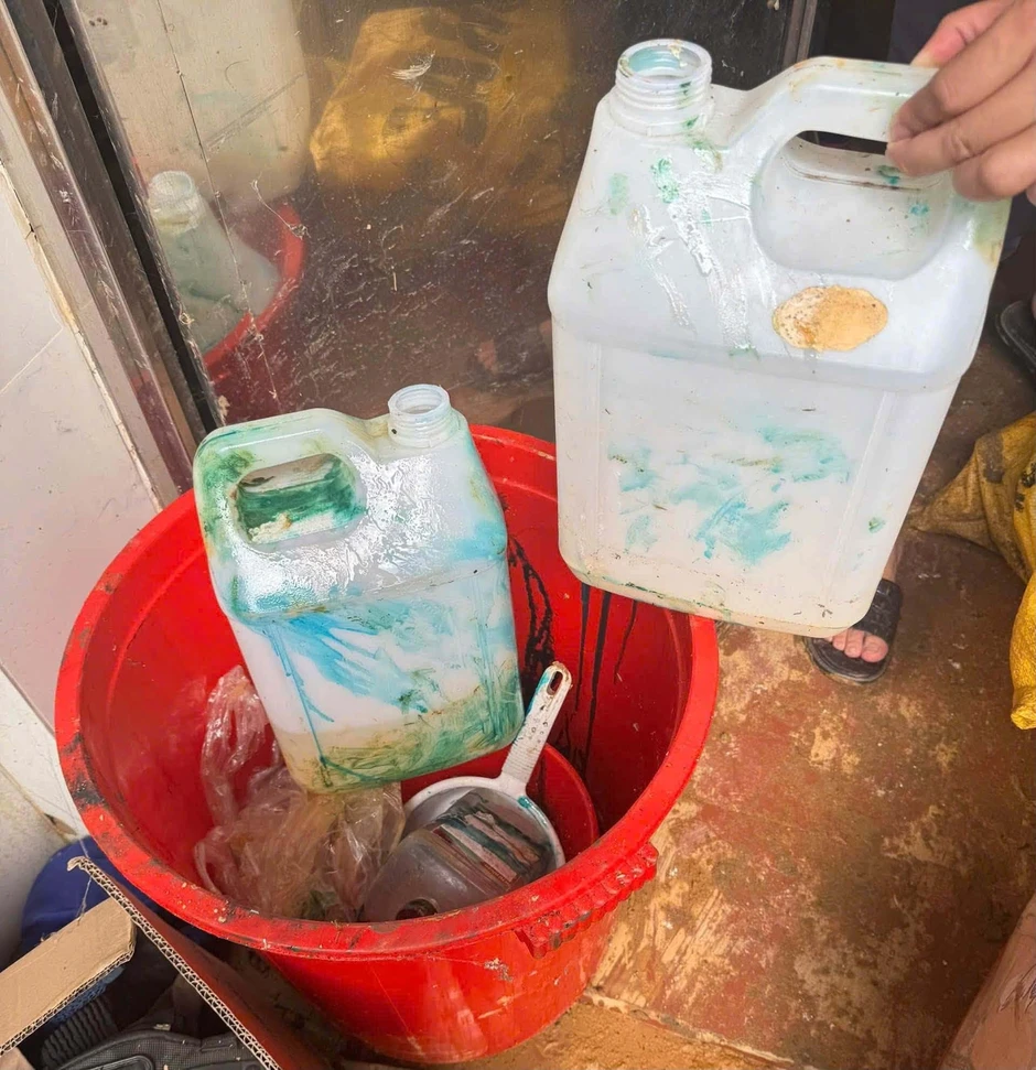 Thu giữ 4 can dung dịch trong vụ sông Kỳ Cùng nổi bọt trắng xóa Thu giữ 4 can dung dịch trong vụ sông Kỳ Cùng nổi bọt trắng xóa