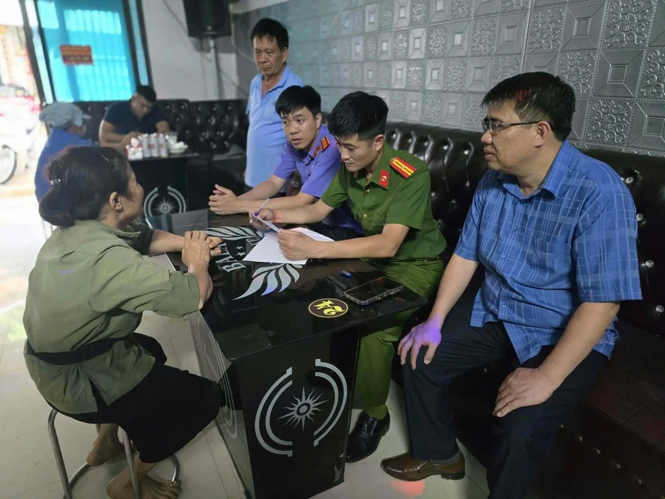 Thu giữ 4 can dung dịch trong vụ sông Kỳ Cùng nổi bọt trắng xóa Thu giữ 4 can dung dịch trong vụ sông Kỳ Cùng nổi bọt trắng xóa
