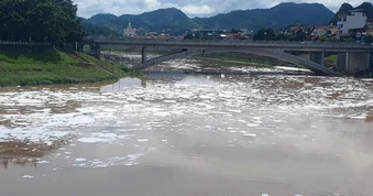 Thu giữ 4 can dung dịch trong vụ sông Kỳ Cùng nổi bọt trắng xóa