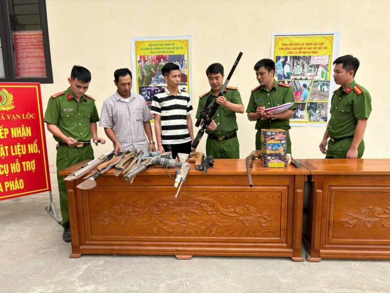 Thu hồi vũ khí góp phần “làm sạch” nguy cơ tiềm ẩn từ cơ sở Thu hồi vũ khí góp phần “làm sạch” nguy cơ tiềm ẩn từ cơ sở