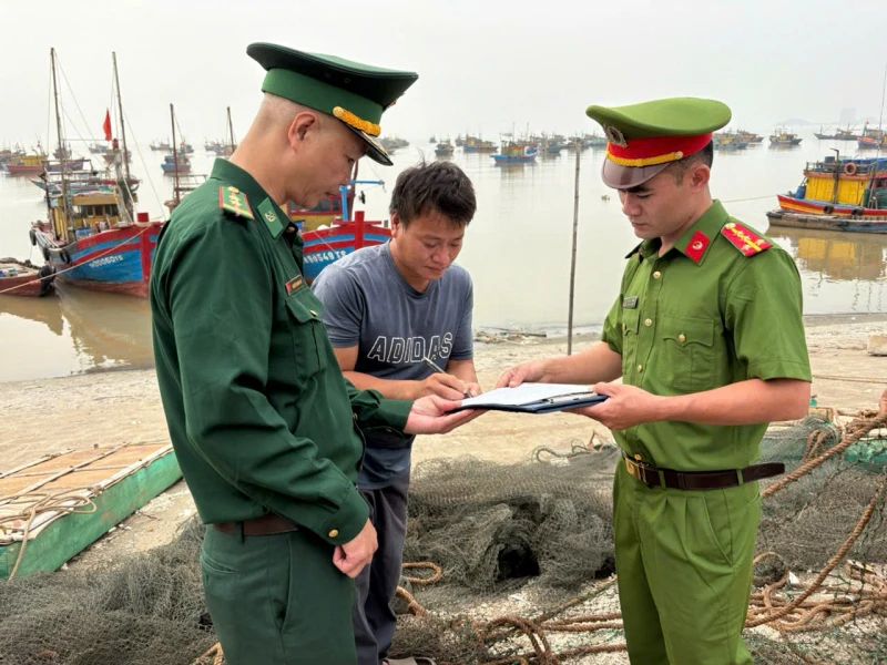 Thu hồi vũ khí góp phần “làm sạch” nguy cơ tiềm ẩn từ cơ sở Thu hồi vũ khí góp phần “làm sạch” nguy cơ tiềm ẩn từ cơ sở