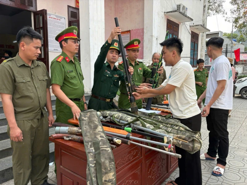 Thu hồi vũ khí góp phần “làm sạch” nguy cơ tiềm ẩn từ cơ sở Thu hồi vũ khí góp phần “làm sạch” nguy cơ tiềm ẩn từ cơ sở