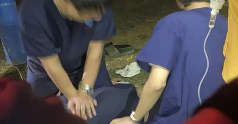 Thủ môn đột qụy khi Đang đá bóng tại Quảng Châu , Nghệ An , khiến nhiều người bàng hoàng Thủ môn đột qụy khi Đang đá bóng tại Quảng Châu , Nghệ An , khiến nhiều người bàng hoàng