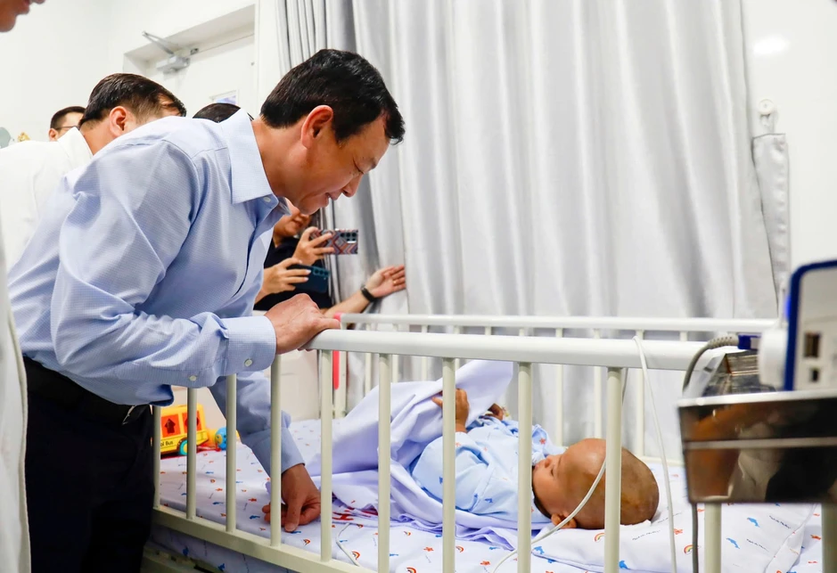 Thứ trưởng Bộ Y tế thăm bé trai 2 tuổi bị bạo hành trẻ em tại Bệnh viện Nhi Đồng 1
